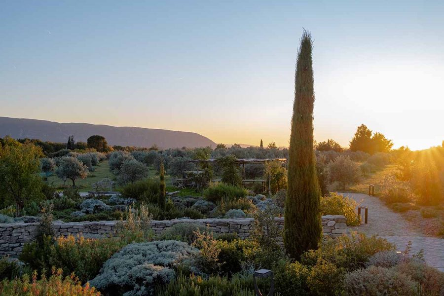 Location de maison à Gordes avec cour intérieure éclairée en soirée