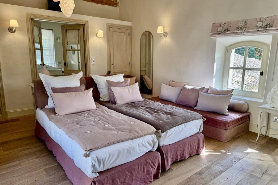 Ensuite bedroom with two single beds and a day bed in luxury 7-bedroom holiday rental in Provence