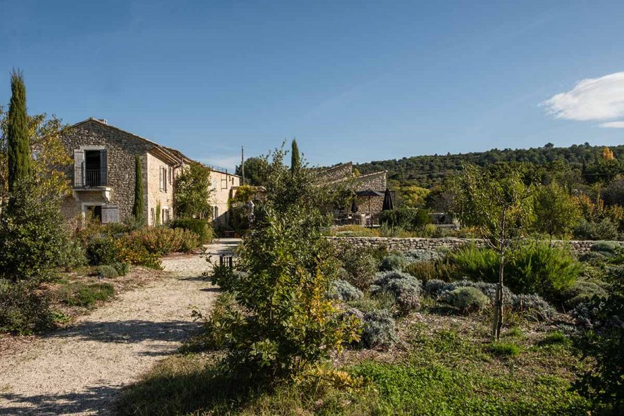 Location de maison avec piscine à débordement et terrain de pétanque à Gordes